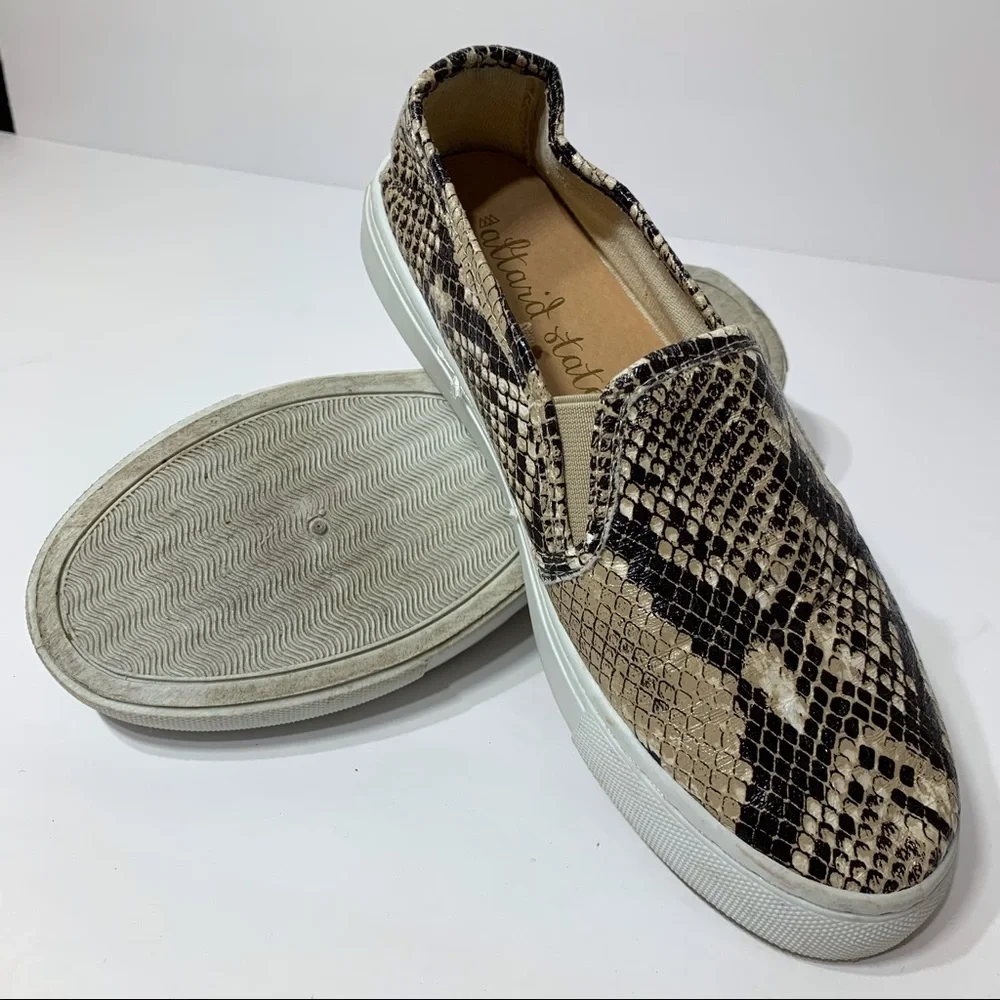 Adorable EUC Altar’d‎ State snakeskin print loafers